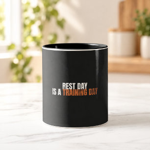 Café Em Dois Tons Dia de Descanso é um Dia de Treinamento   Caneca P