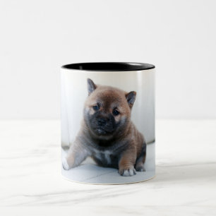 Café Em Dois Tons Duas caneca com design de cachorrinho.