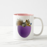 Esquilo na caneca da casca de ovo