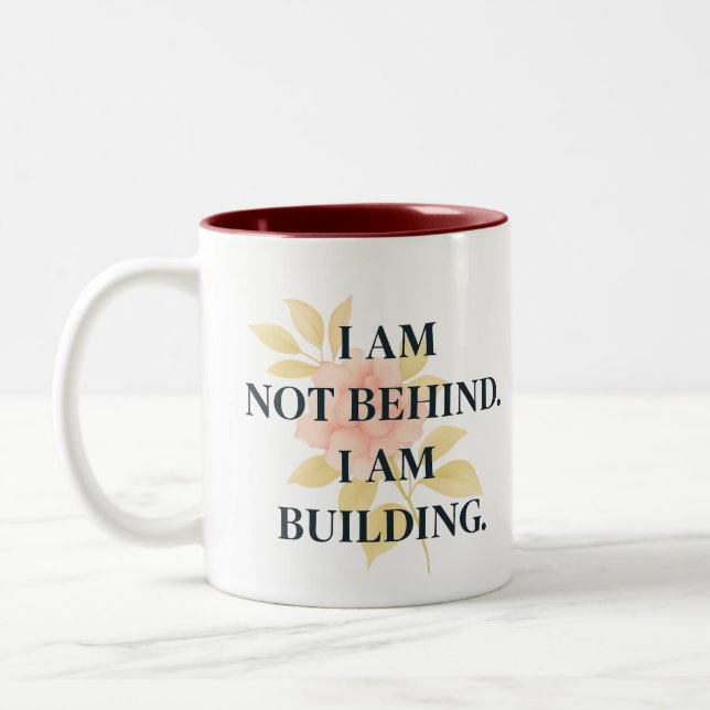 Café Em Dois Tons Eu Estou Construindo | Caneca de Afirmação para Mu (Esquerda)