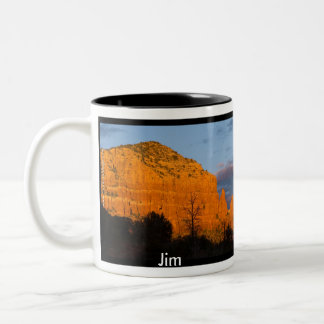 Café Em Dois Tons Jim na caneca vermelha de incandescência da rocha
