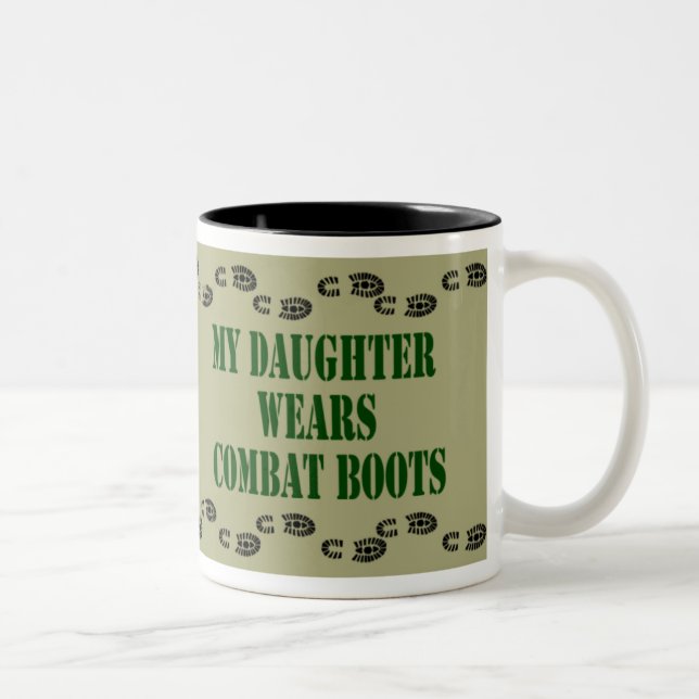 Café Em Dois Tons Minha filha veste a caneca das botas de combate (Direita)