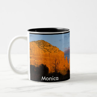 Café Em Dois Tons Monica na caneca vermelha de incandescência da