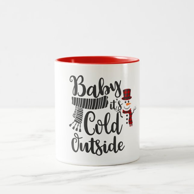 Café Em Dois Tons O Bebê É Frio Fora Da Caneca De Neve (Centro)