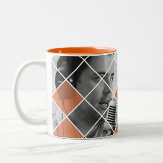 Café Em Dois Tons Rádio da notícia da canalização com a caneca de