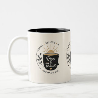 Café Em Dois Tons Rise & Thrive – Design de Logo para Caneca Motivac