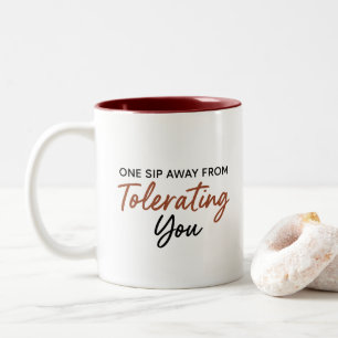 Café Em Dois Tons Um gole longe de tolerar seu caneca sarcástica