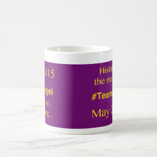 Café Em maio de 2015 caneca original do design da
