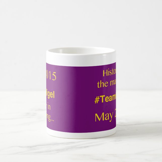Café Em maio de 2015 caneca original do design da (Centro)