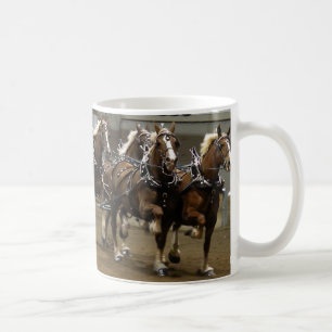 Café Equipe belga na caneca do chicote de fios