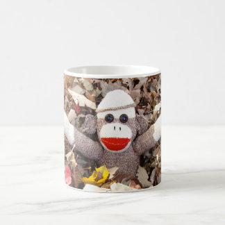 Café Ernie a caneca das folhas de outono do macaco da