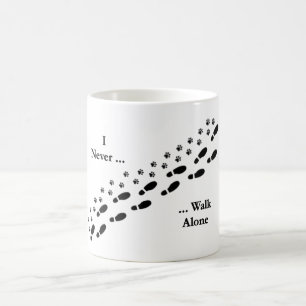 Café Eu do amante do cão nunca ando caneca sozinha de