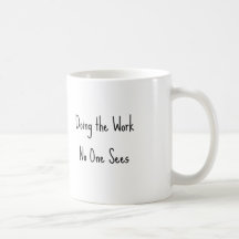 Fazendo o Trabalho que Ninguém Vê Caneca de Cuidad