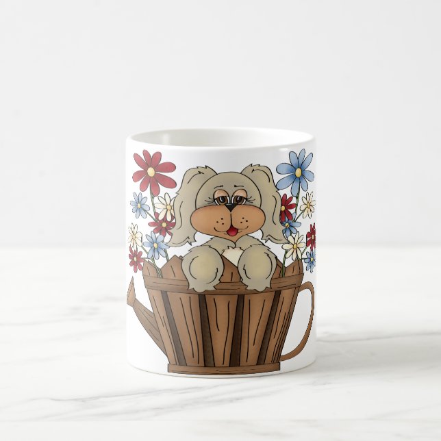 Café Filhote de cachorro na caneca da lata molhando de (Centro)