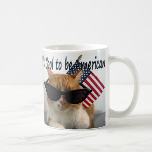 Café Gato legal nos óculos de sol com a caneca da