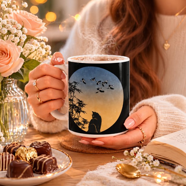 Café Gato Preto Sob o Céu de Bambu e Pássaro - Caneca d (Criador carregado)