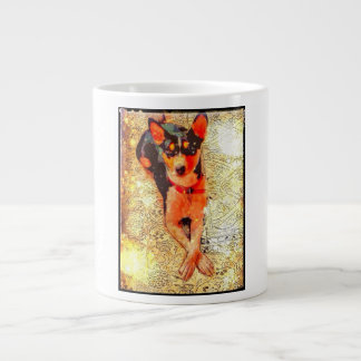 Café Grande Basenji janta na caneca de café.
