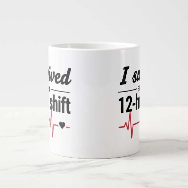 Café Grande Eu Sobrevivi a Mais um Turno de 12 Horas Caneca de (Frente)
