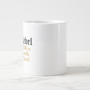 Café Grande Rebelde com uma suave caneca de tipografia cardíac