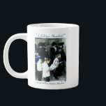 Café Grande Uma caneca de Hanukkah<br><div class="desc">Esta caneca de Chanukah mostra uma fotografia de judeus rezando no Muro da Vela em Jerusalém. O texto na caneca diz "A Lichtiger Hanukkah!" no topo e "Um Hanukkah brilhante, brilhante e luminoso!" no fundo. A imagem captura um momento de significância cultural e religiosa, fazer-a como um presente ou guardião...</div>