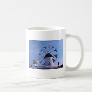 Café Homem por uma caneca do moinho de vento de Mykonos