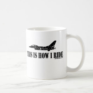 Café Isto é como eu monto a caneca do avião de combate