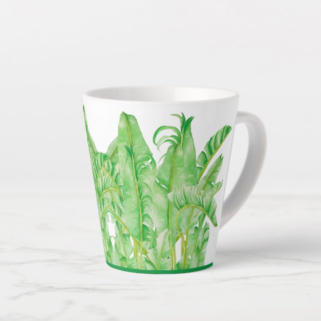 Café Latte Banana sai de uma pequena caneca de latão (Ângulo direito)