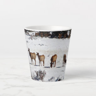 Café Latte Elk na caneca de latão de neve