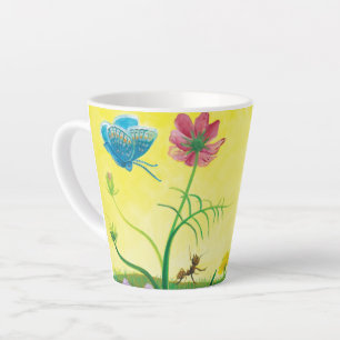 Café Latte Formiga e borboleta no campo Pequena caneca de lat