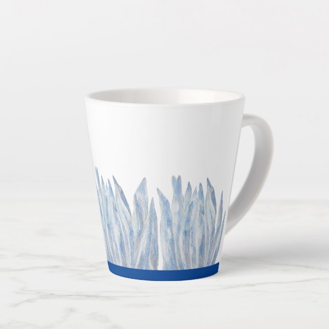 Café Latte Pentes de giz azul em uma pequena caneca (Ângulo direito)