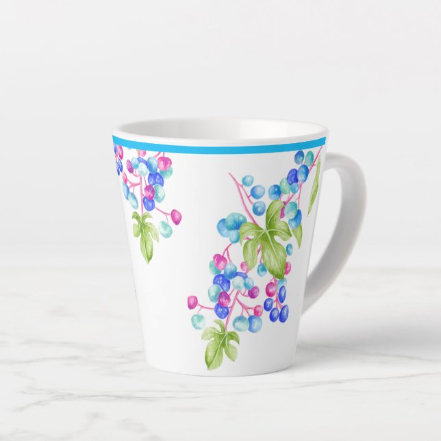 Café Latte Porcelana Berries em uma pequena caneca de latão (Ângulo direito)
