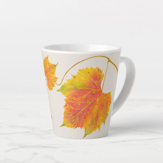Café Latte Queda de tonalidade numa pequena caneca de latão (Ângulo direito)