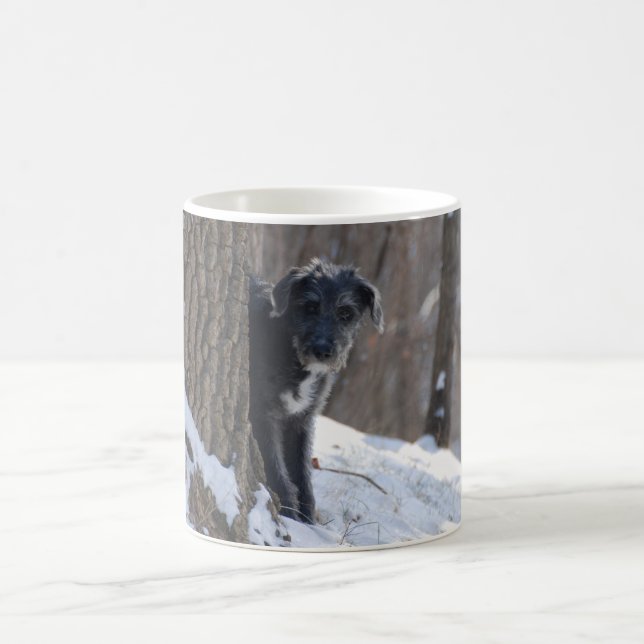 Café Lurcher atrás de uma árvore - caneca (Centro)