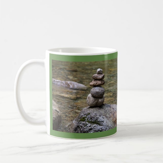 Café Monte de pedras em uma caneca do córrego com (Esquerda)