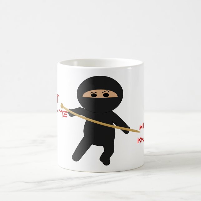 Café Ninja com a caneca da agulha de confecção de (Centro)
