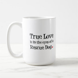 Café O amor verdadeiro está nos olhos de uma caneca do