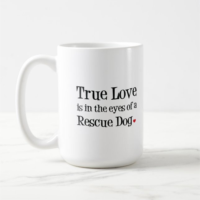 Café O amor verdadeiro está nos olhos de uma caneca do (Esquerda)