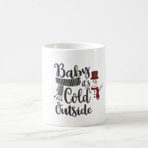 O Bebê É Frio Fora Da Caneca De Neve 