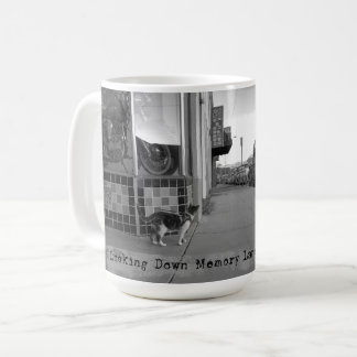 Café Olhando para a caneca do gato da pista de memória
