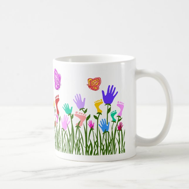 Café Os pés de n entregam a caneca do jardim (Direita)