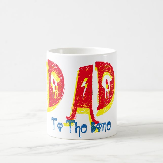 Café pai da rocha e da caneca de metal pesado com osso (Centro)