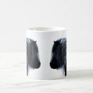 Café Pôneis de Shetland na caneca do inverno
