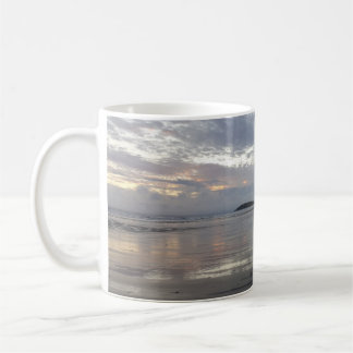 Café Reflexões na caneca da praia da península de Gower