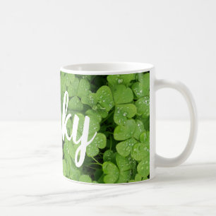 Café Rua de sorte do trevo verde. A caneca do Patrick