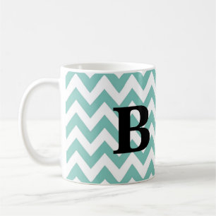 Café Seafoam e caneca preta do monograma de Chevron