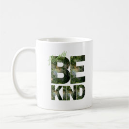 Café Seja gentil - corajoso caneca de letras cheias