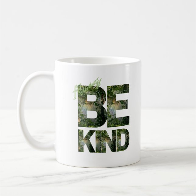 Café Seja gentil - corajoso caneca de letras cheias (Esquerda)