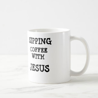 Café sorvendo com caneca de Jesus