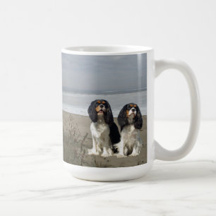 Café Spaniels de rei Charles descuidados na caneca da