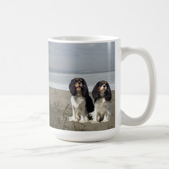 Café Spaniels de rei Charles descuidados na caneca da (Direita)
